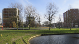 907408 Gezicht op het Salvador Allendeplein te Utrecht, met centraal op de achtergrond de Kardinaal de Jongweg en links ...